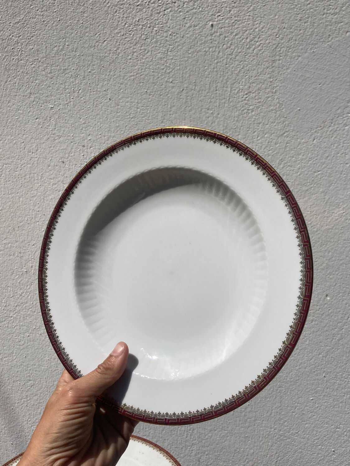 12 assiettes creuses en porcelaine doré et rouge bordeaux