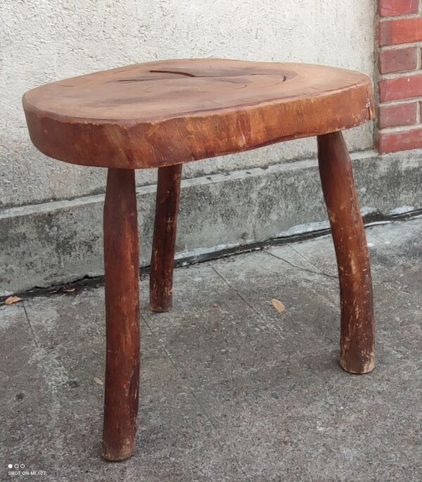 Ancien tabouret tripode brutaliste