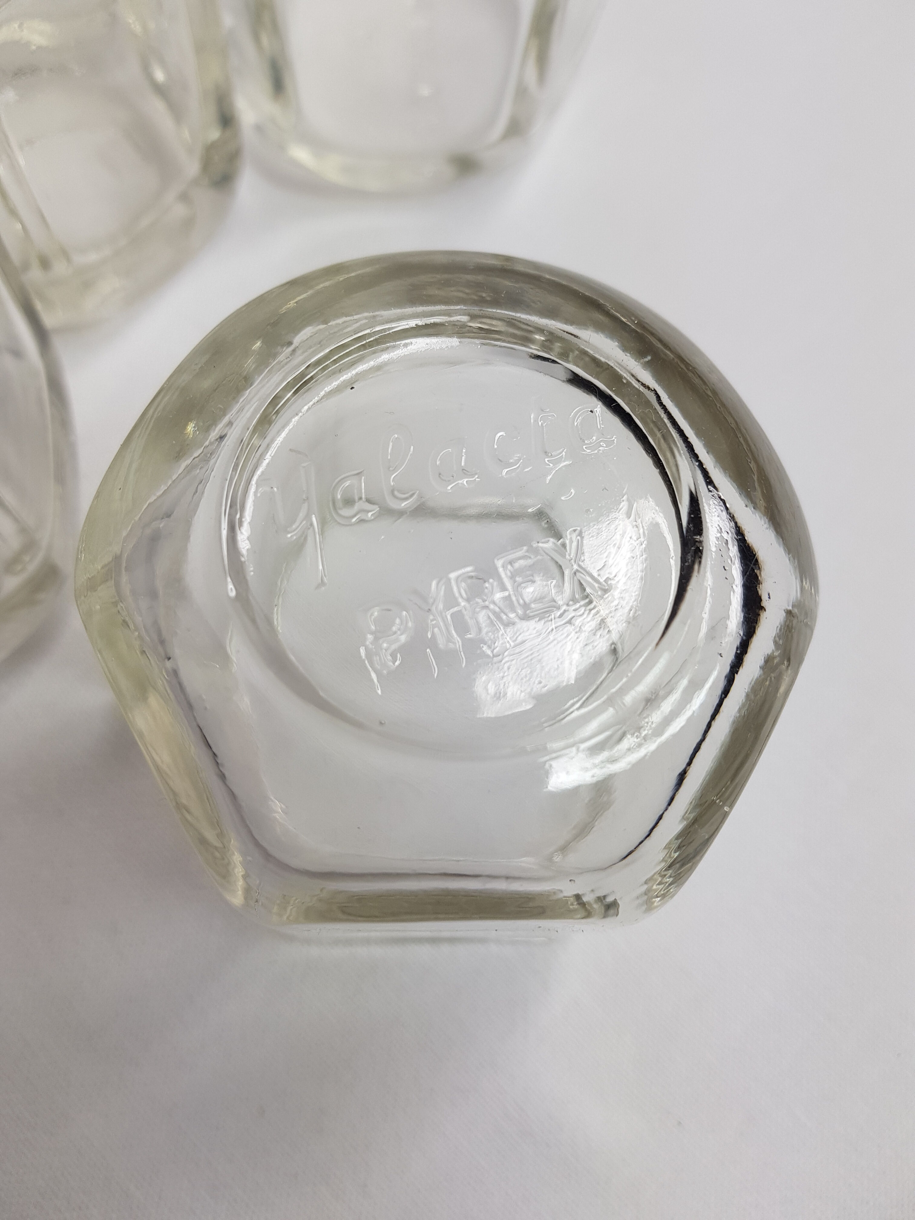 Lot de six pots en verre moulé Pyrex "Yalacta"