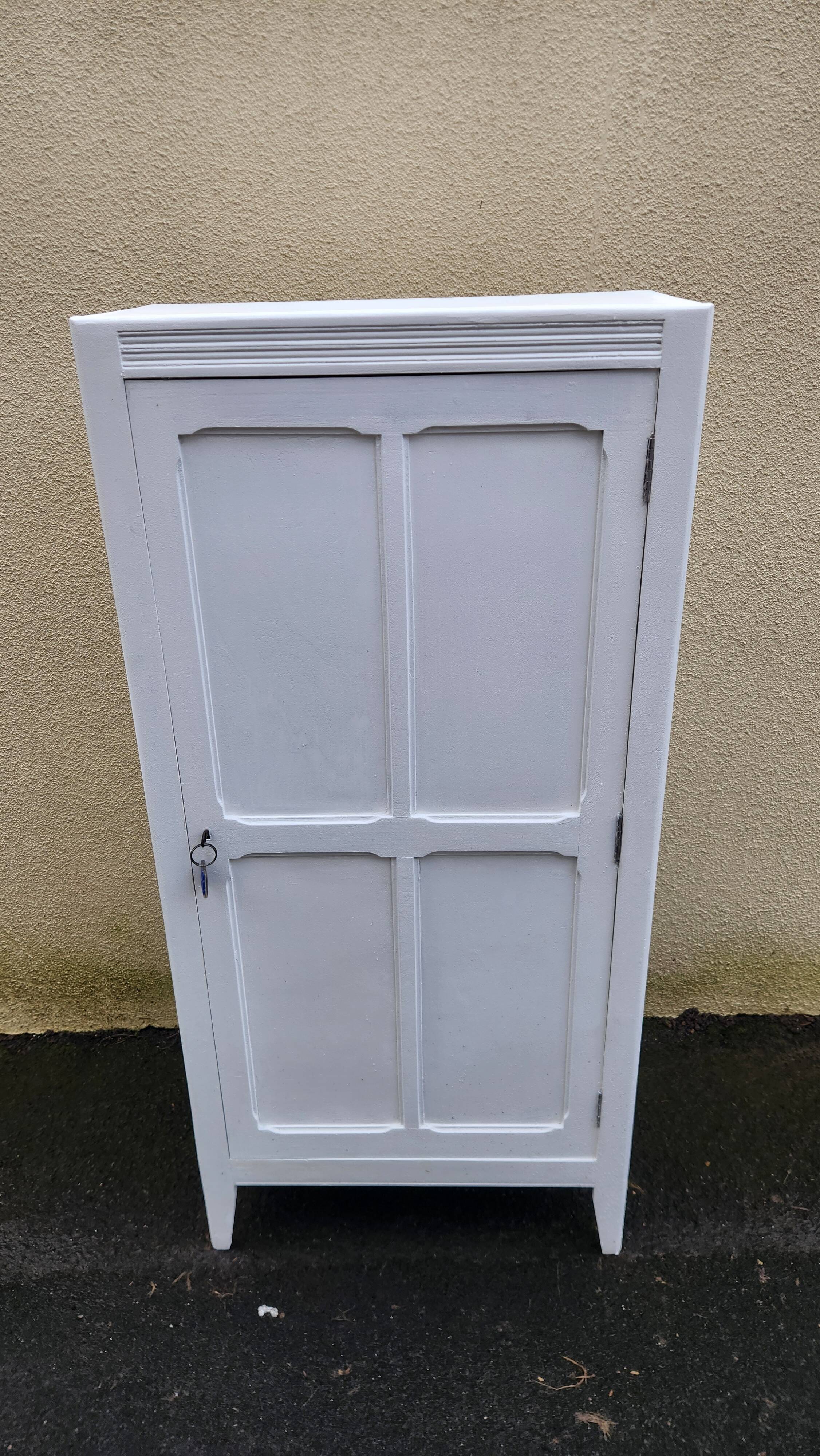 Vintage Parisian wardrobe in white wood from the 1960s-1970s.