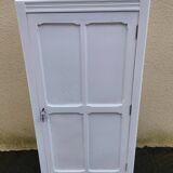 Vintage Parisian wardrobe in white wood from the 1960s-1970s.