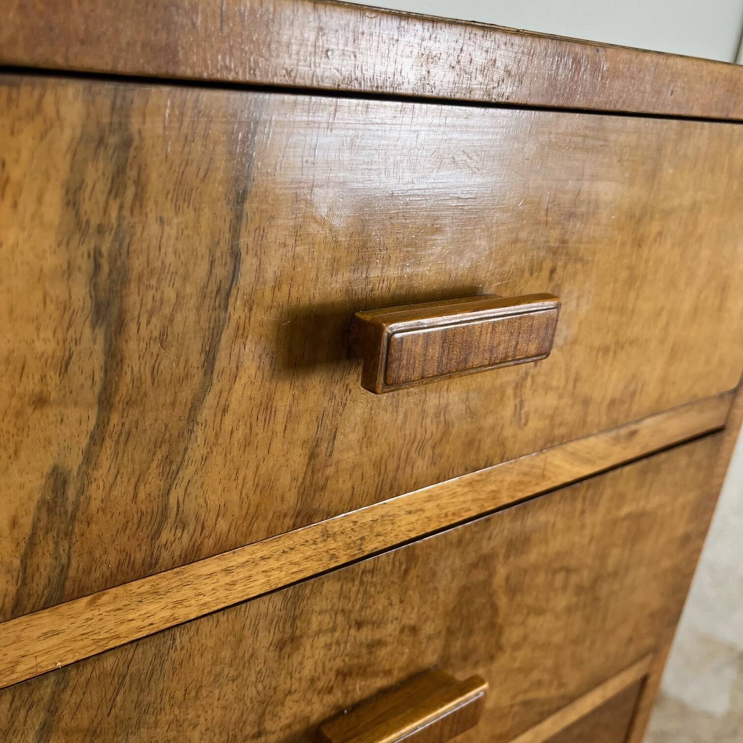 Tall chest of drawers, Art Deco weekly chest in flamed walnut, 1930-1940