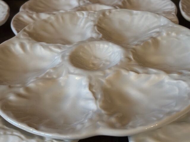 Set of 8 ceramic oyster plates, barbotine, white Gien.