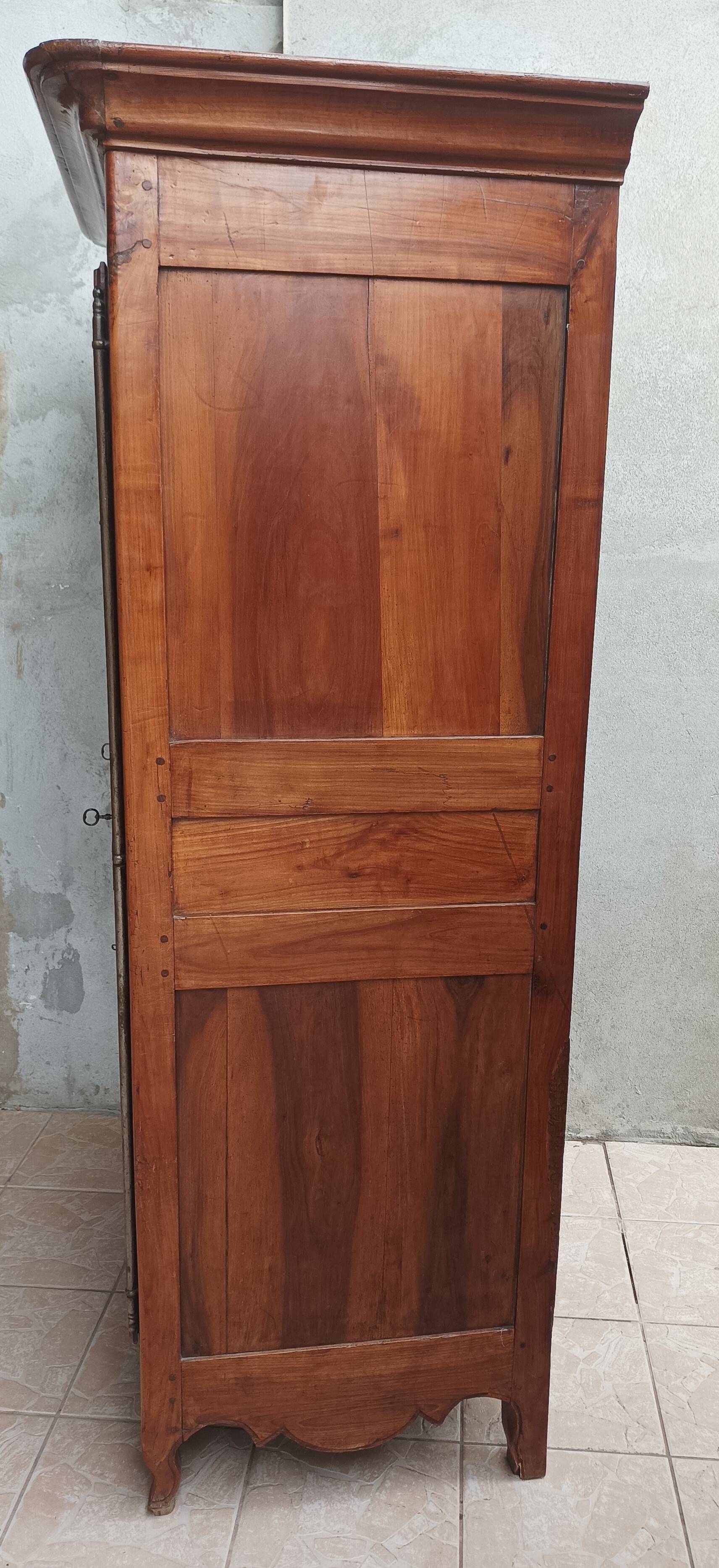 Cabinet vendéen homme debout louis xv en merisier