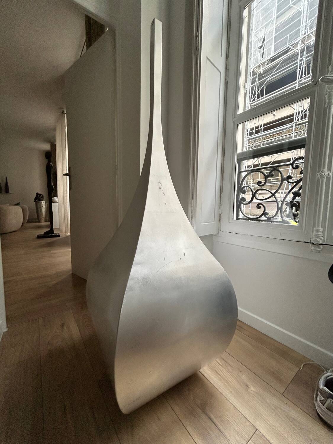 Monumental sculptural vase in aluminium – Italian design – De Castelli