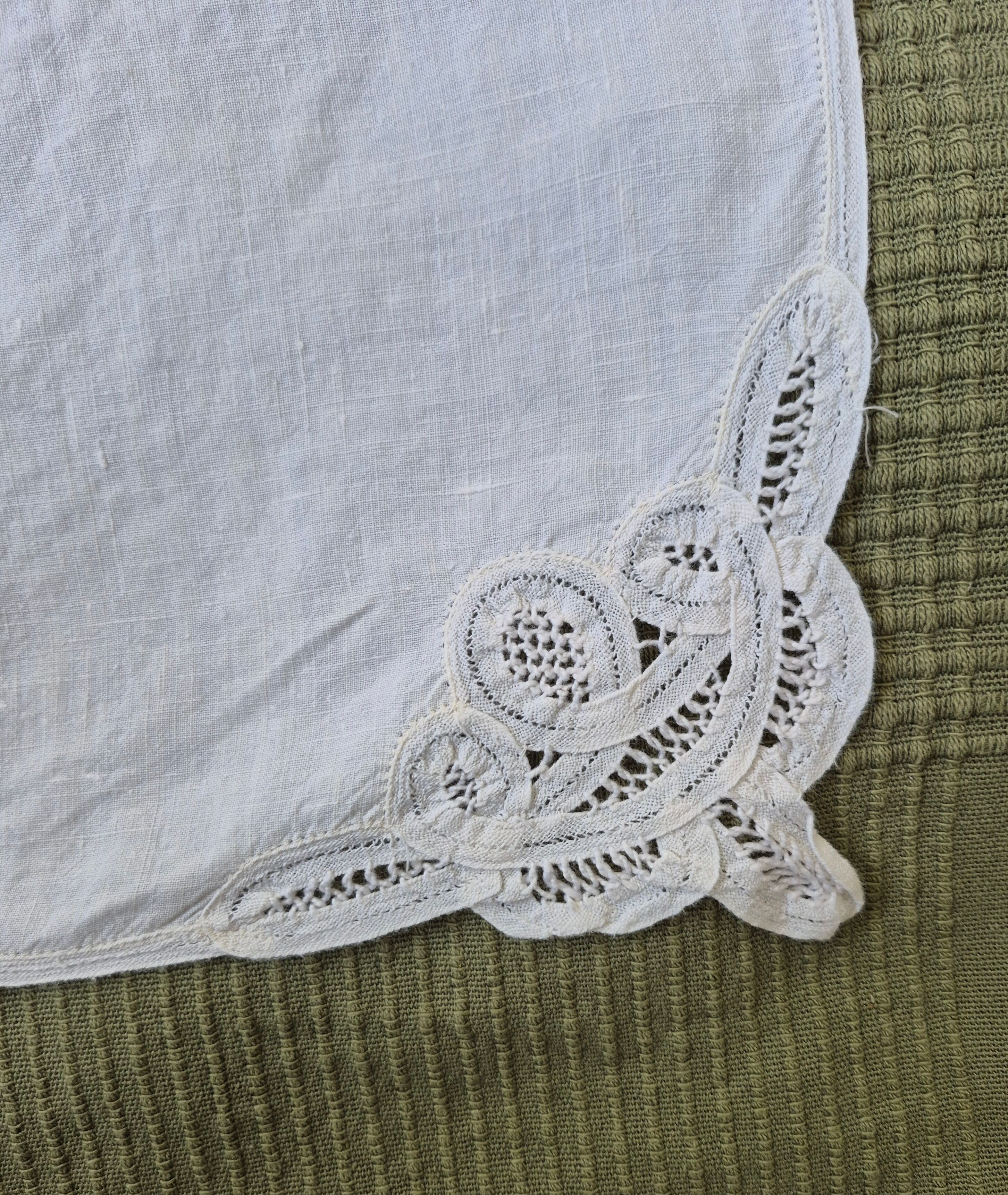 Nappe ronde brodée blanche rétro