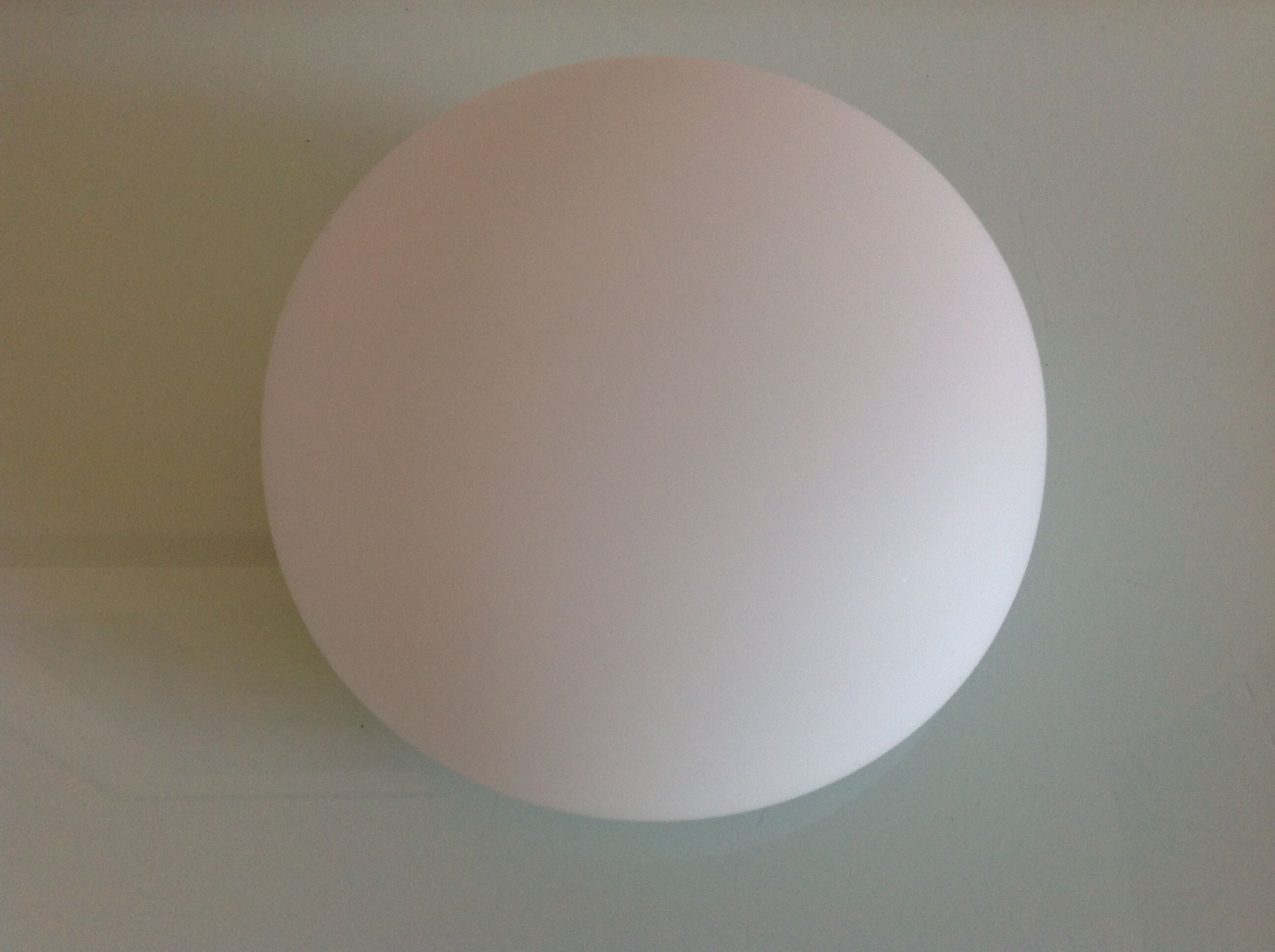 Plafonnier demi lune en opaline blanche vintage années 60/70
