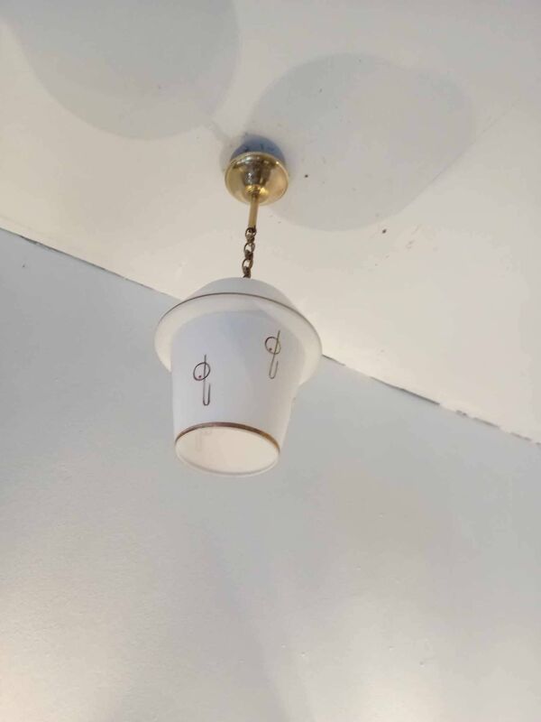 Suspension globe opaline à décor stylisé années 50