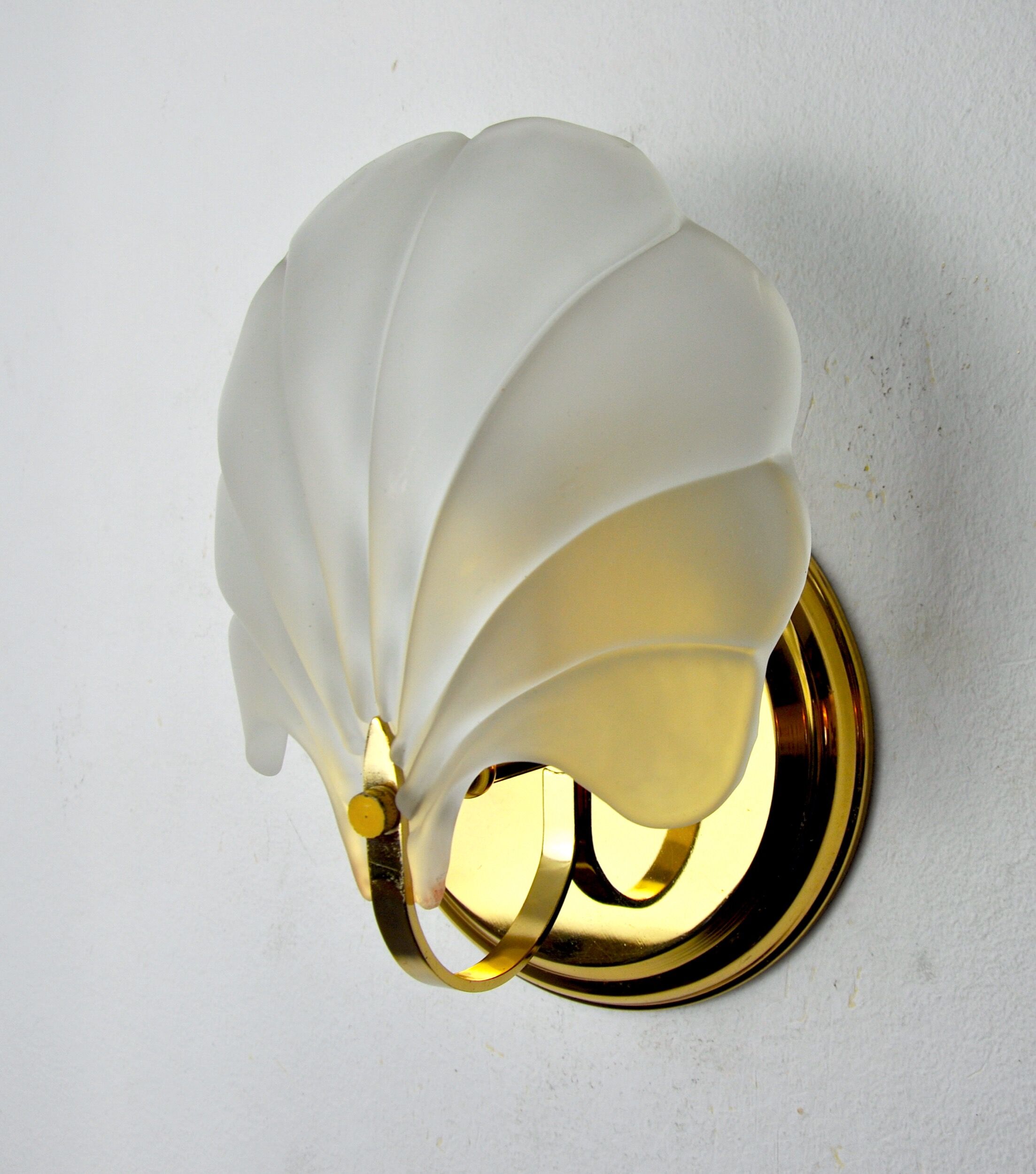 Shell wall lamp, opaque glass, italy, 1980