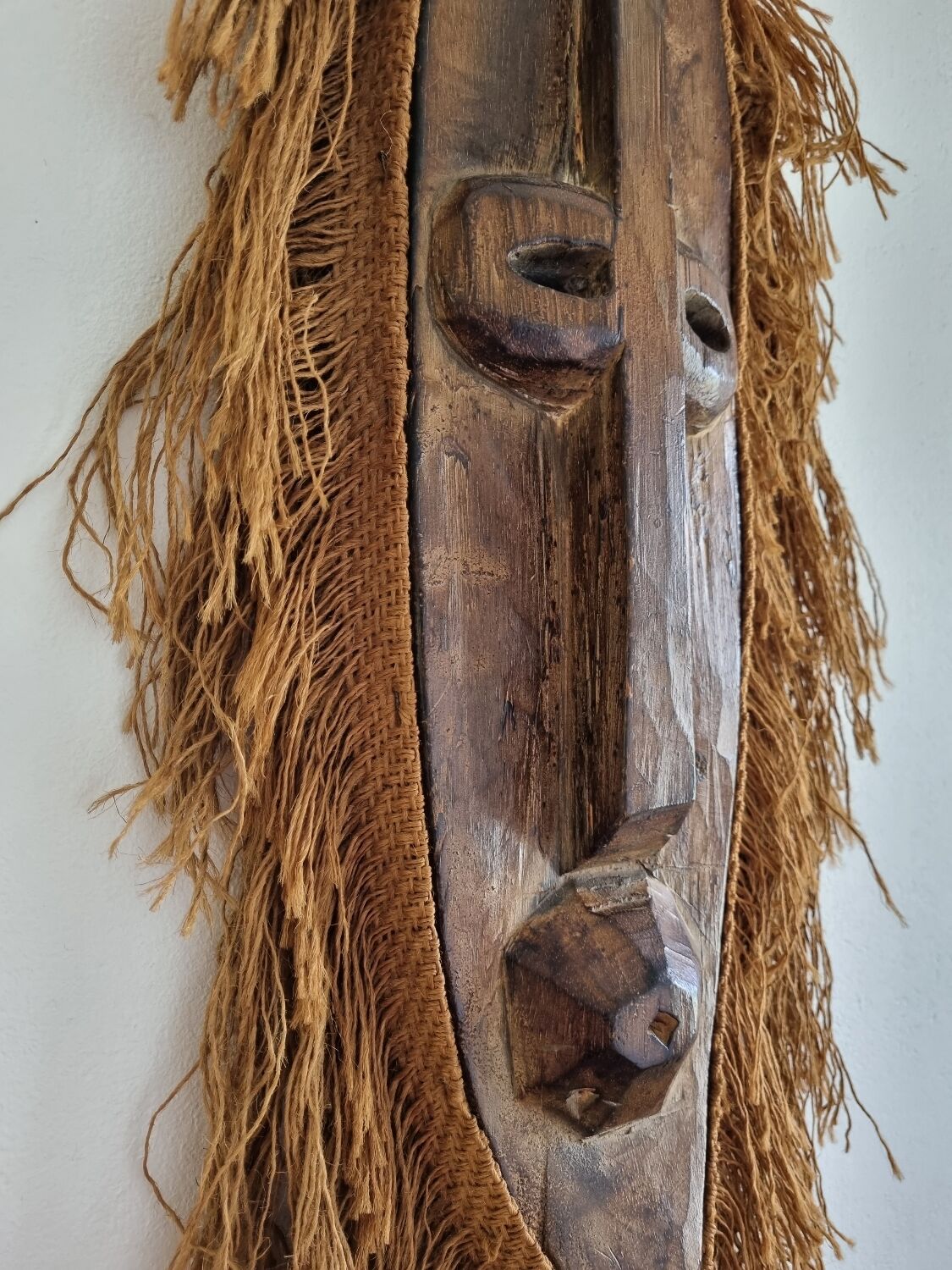African mask in wood and rope Good condition
