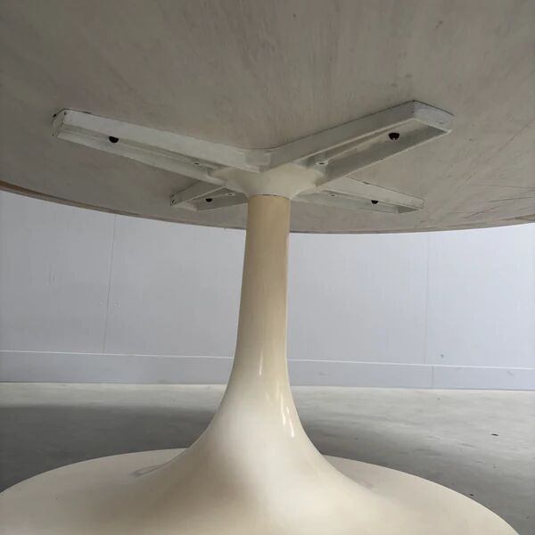 Large marble tulip coffee table, 1960s