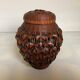 Vase couvert en bois recouvert de bambou tressé