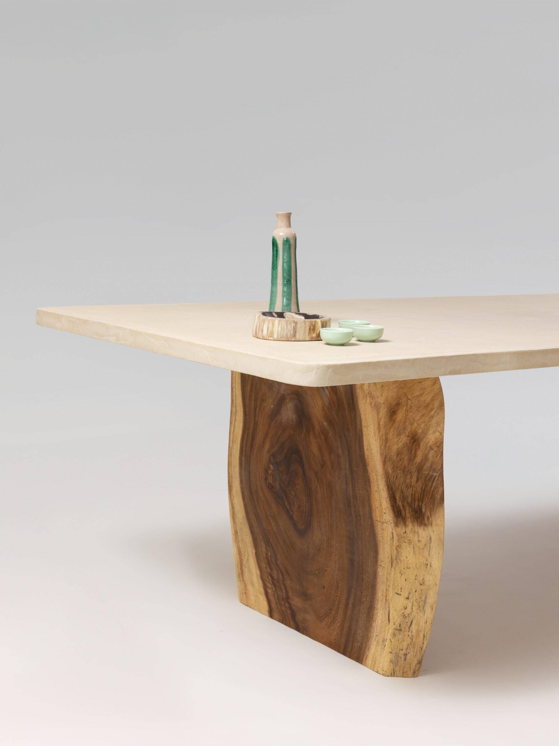 Ninō dining table with suar legs
