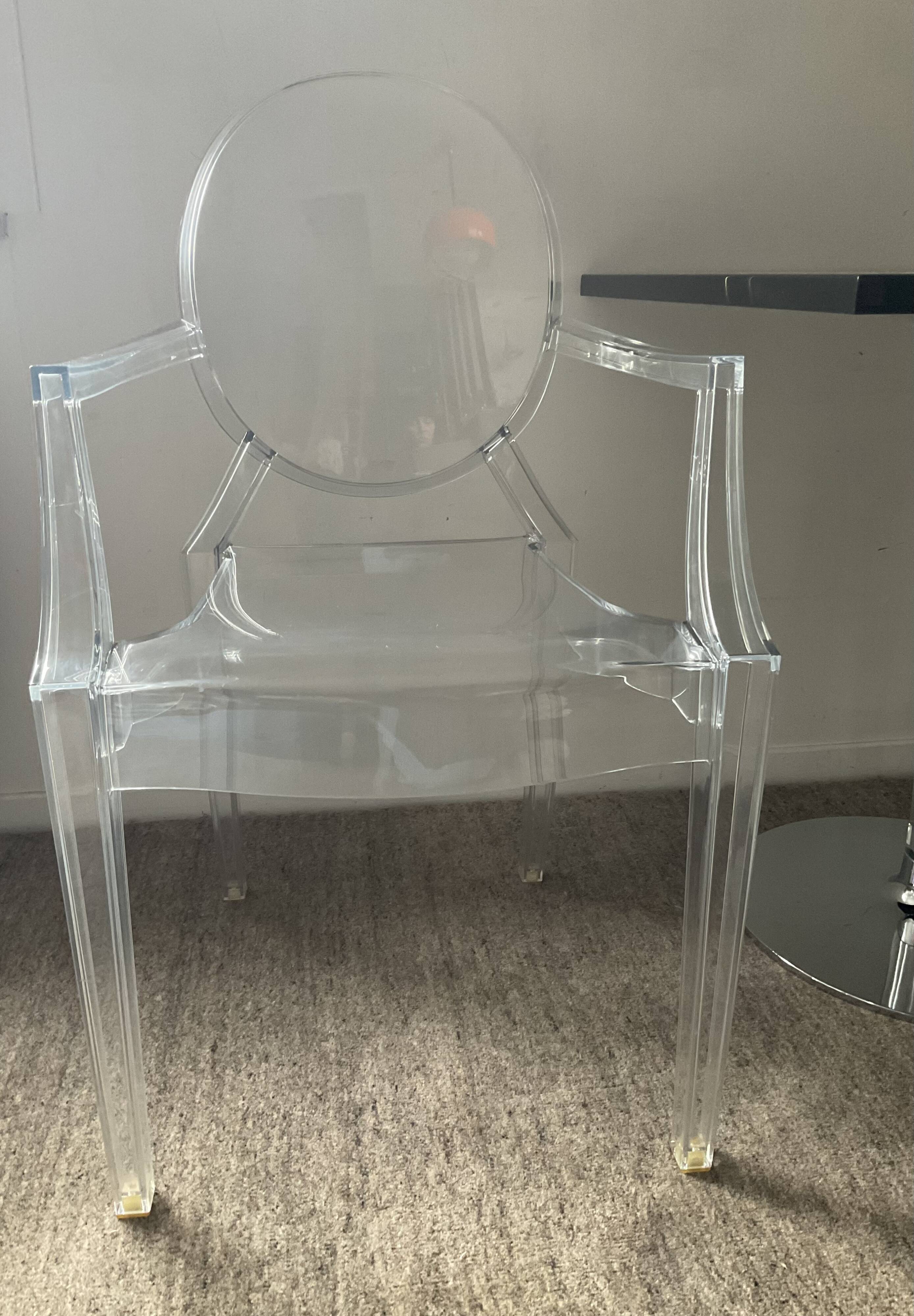 Ensemble Philippe Starck Kartell table à manger Top Top et 2 fauteuils Louis Ghost