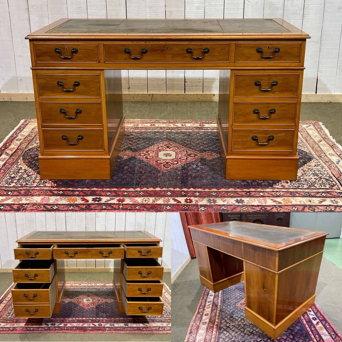 Bureau plat à caissons anglais des années 1950 en if