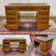 Bureau plat à caissons anglais des années 1950 en if