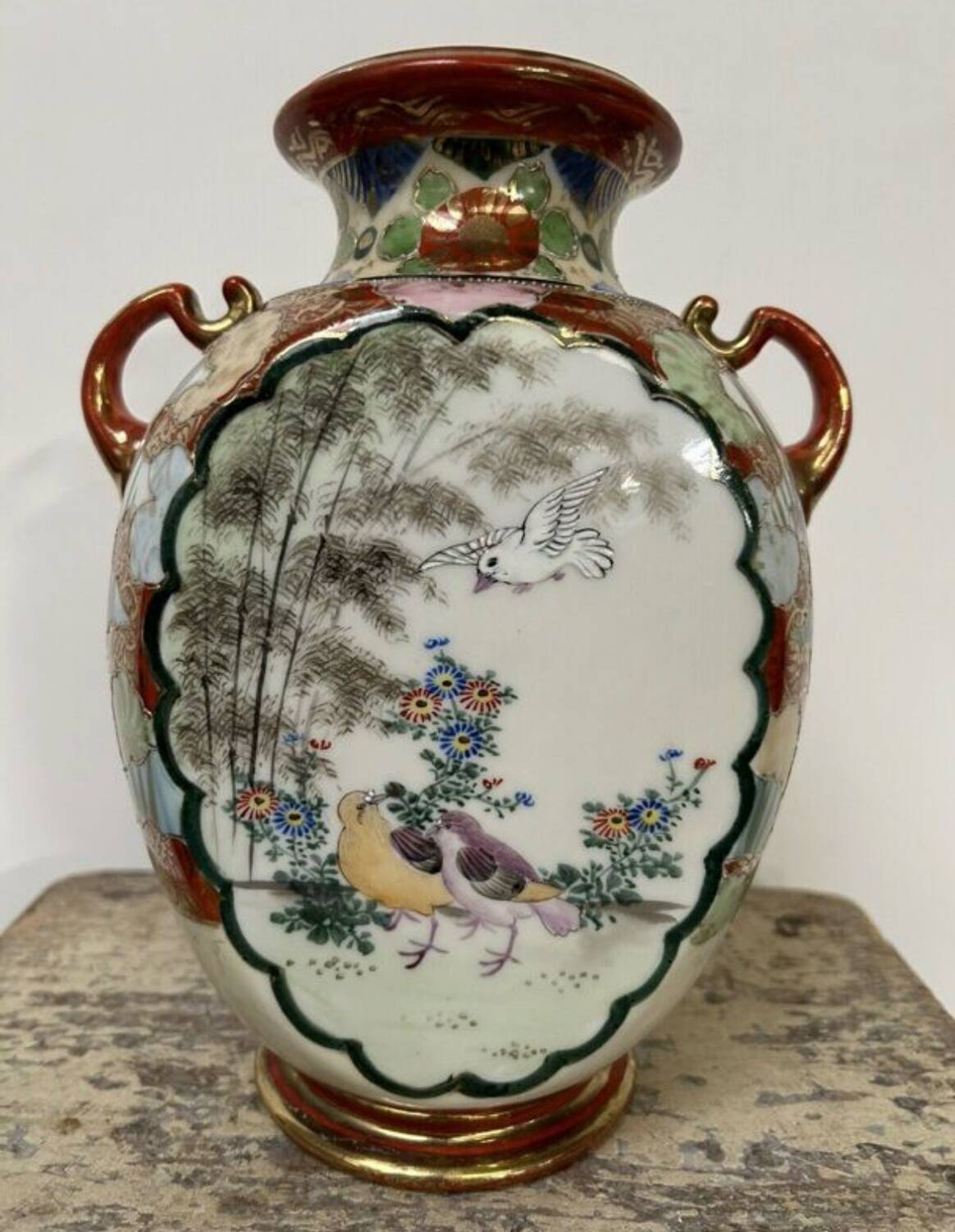 Vase japonais ancien amphore décor geisha émaillé rouge or signé