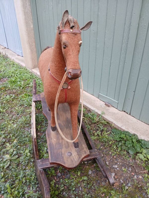 Cheval à bascule ancien