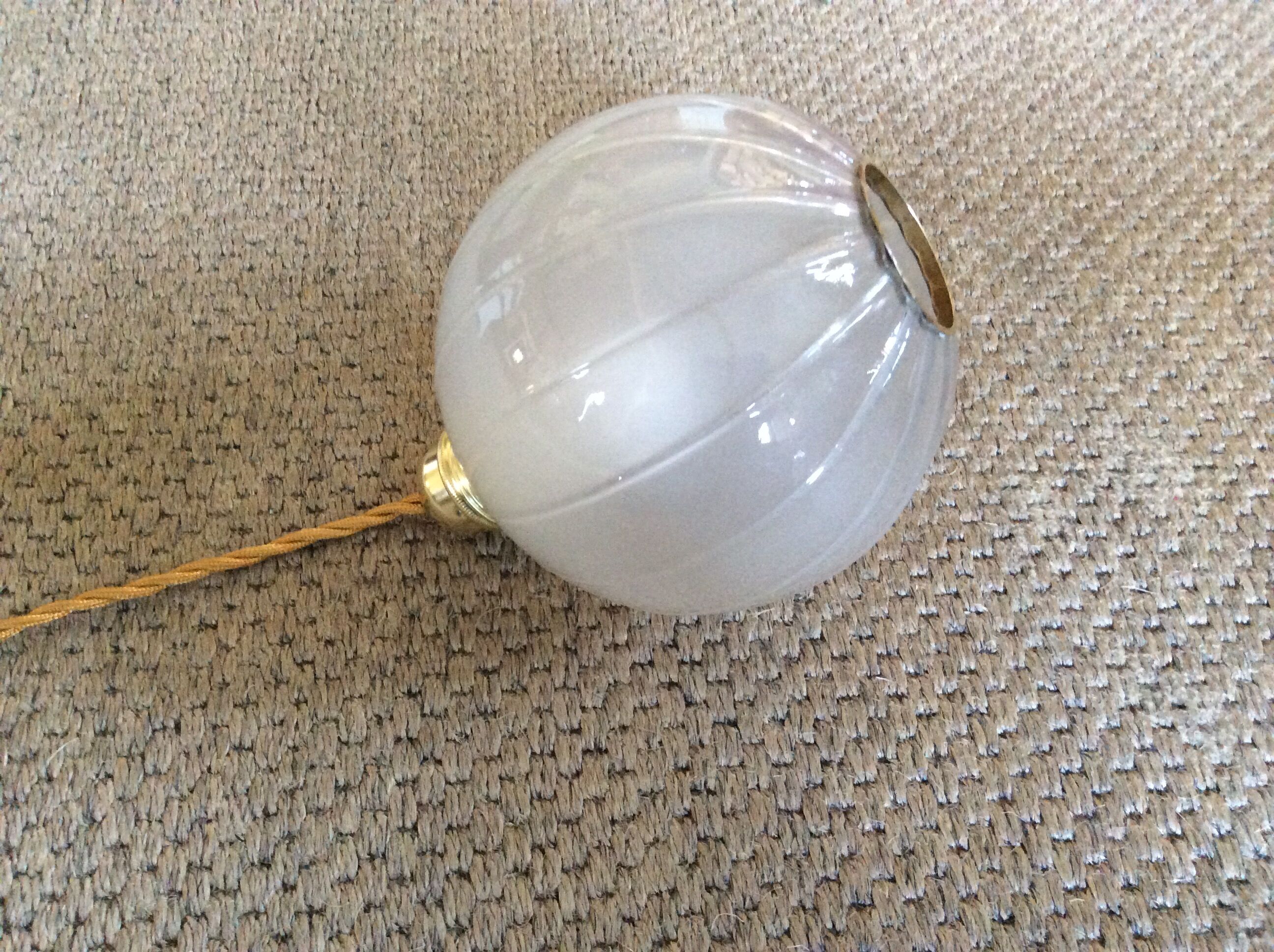 Glass ball suspension
