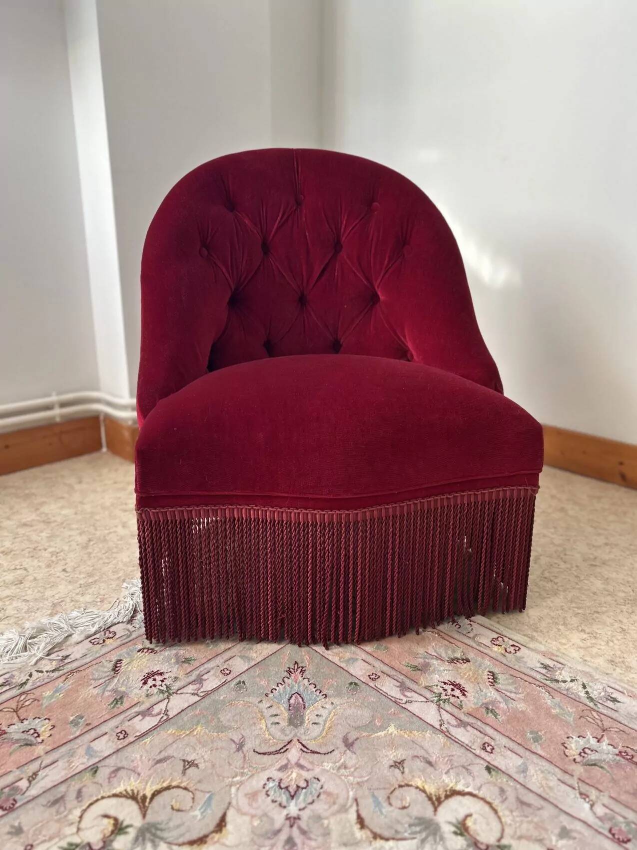 Burgundy velvet armchair – tufted – timeless charm