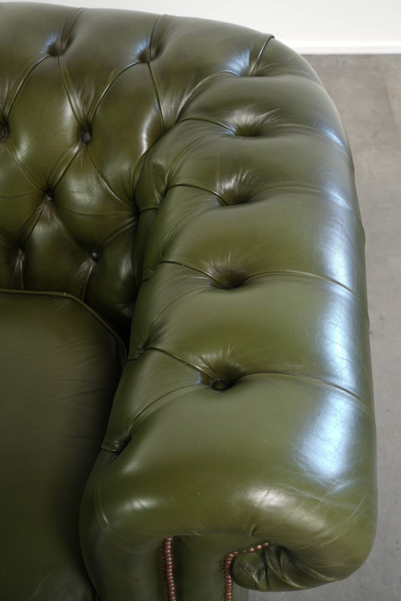 Green cow leather 2.5-seater Chesterfield sofa in English style