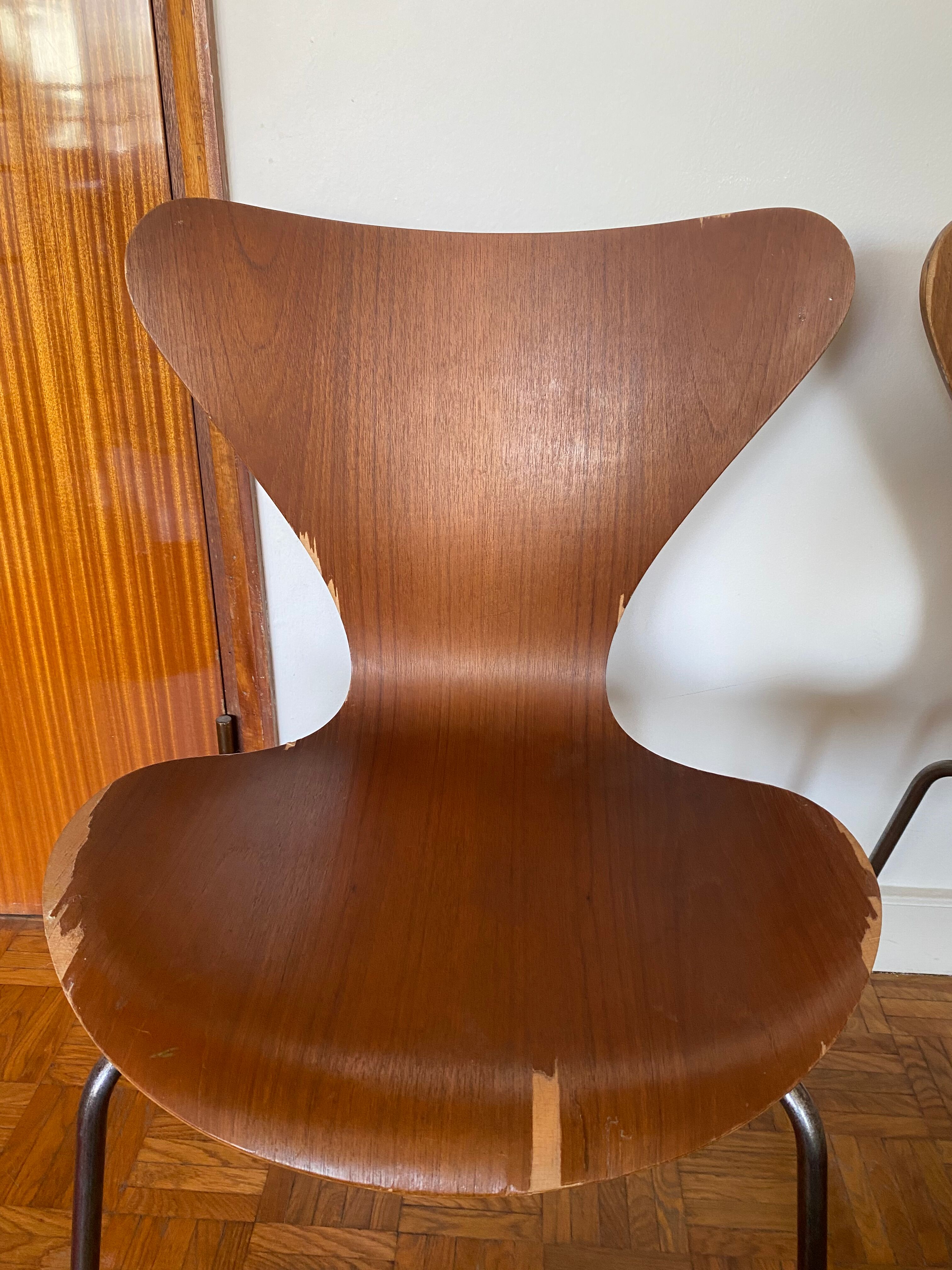Pair of 2 Fritz Hansen 7 series chairs signed Mobilier International