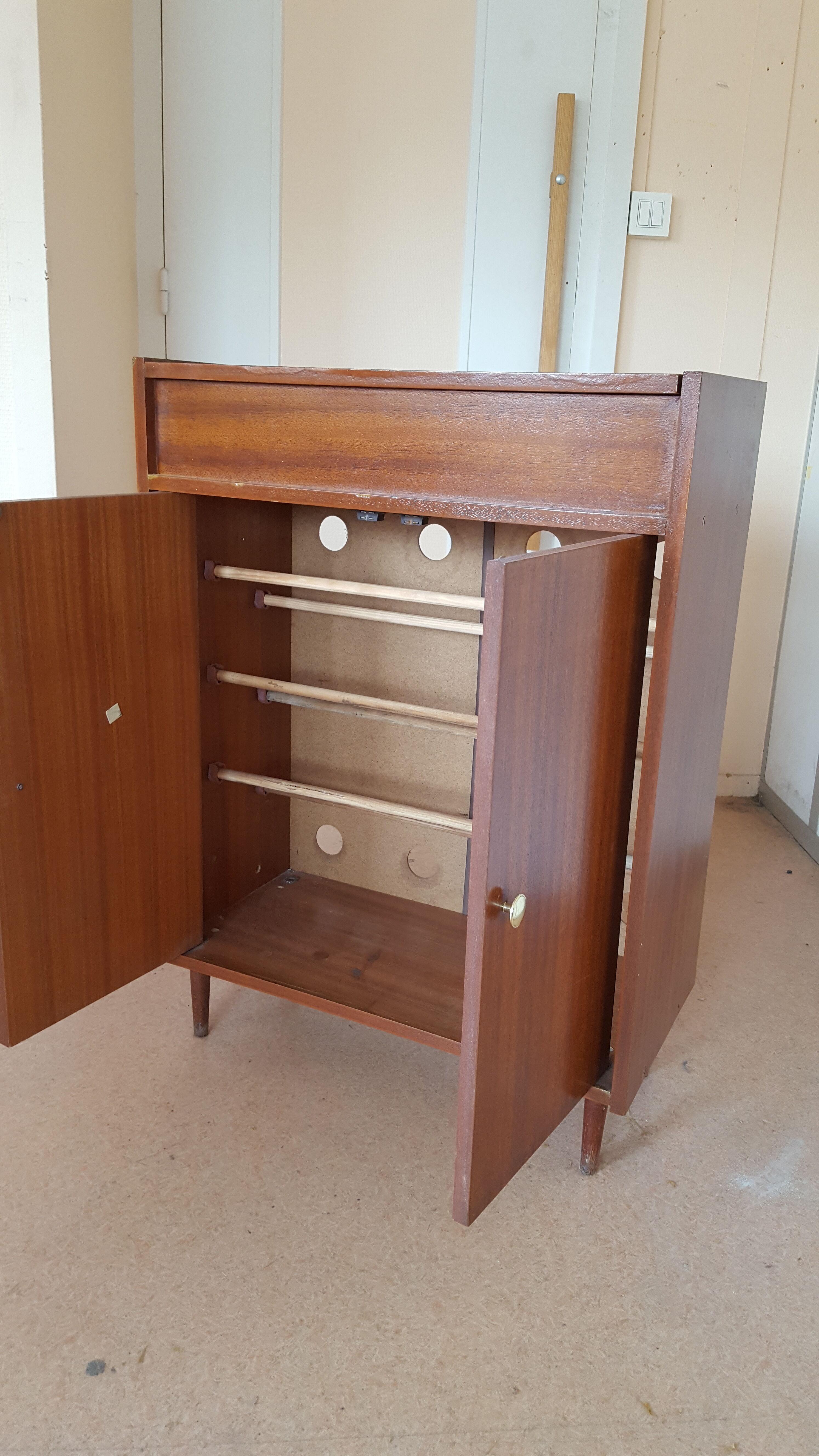 Shoe cabinet