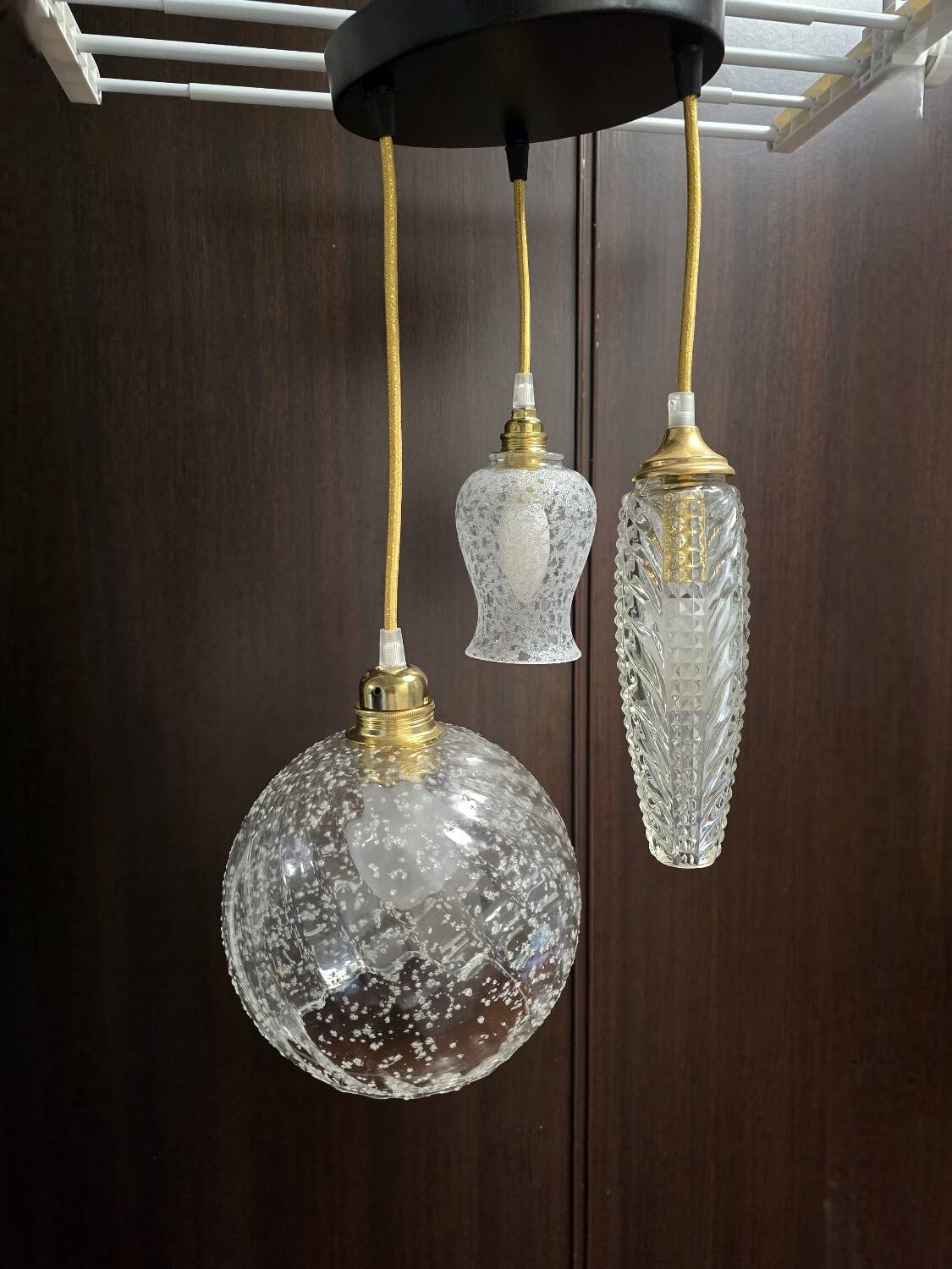 Suspension with three cut glass globes and a diamond tip.