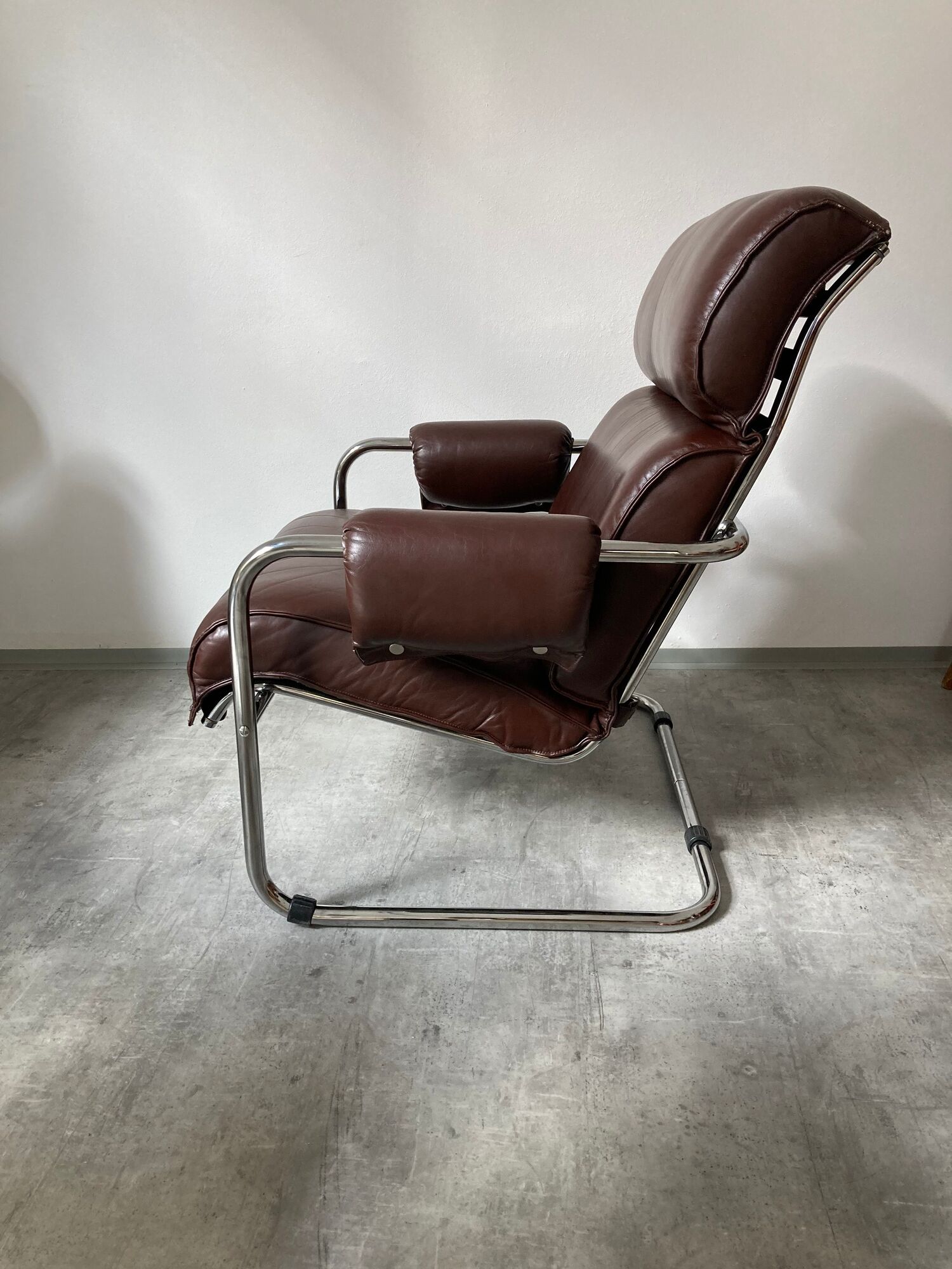 Midcentury tubular chromed chairs with leather cushions