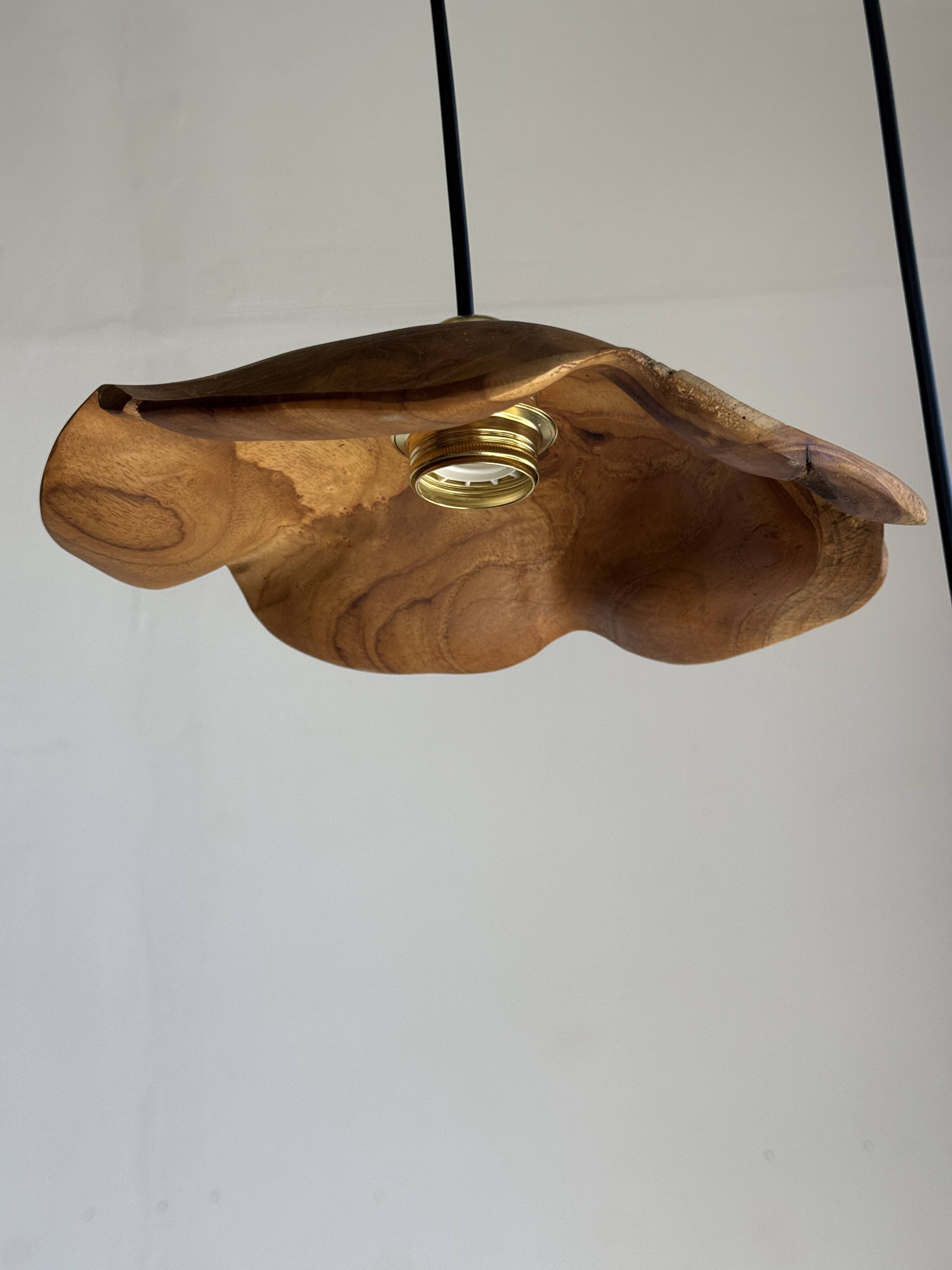 Small wavy flat leaf pendant in teak D:30