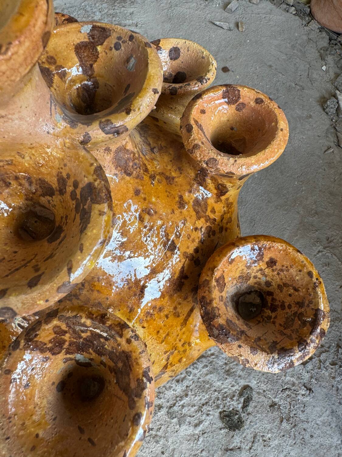 Vase sculpture en tamegroute jaune tachetée emaillée abstraite