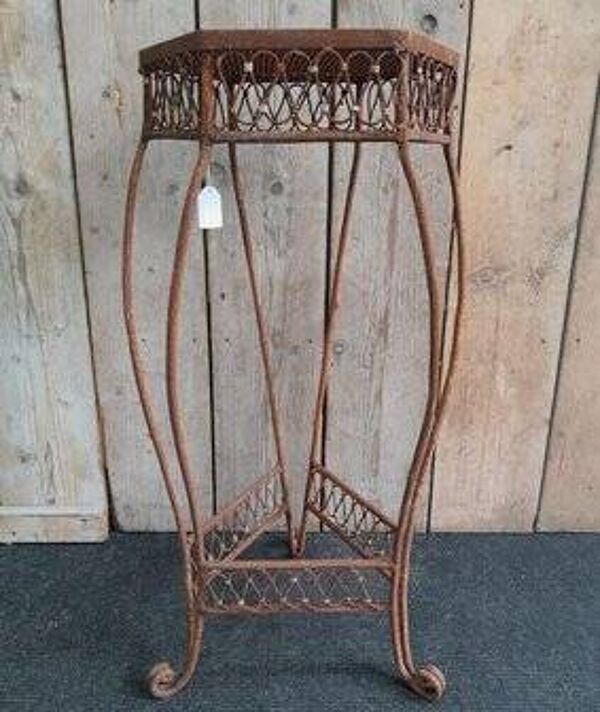 Colonne à plantes en fer forgé antique