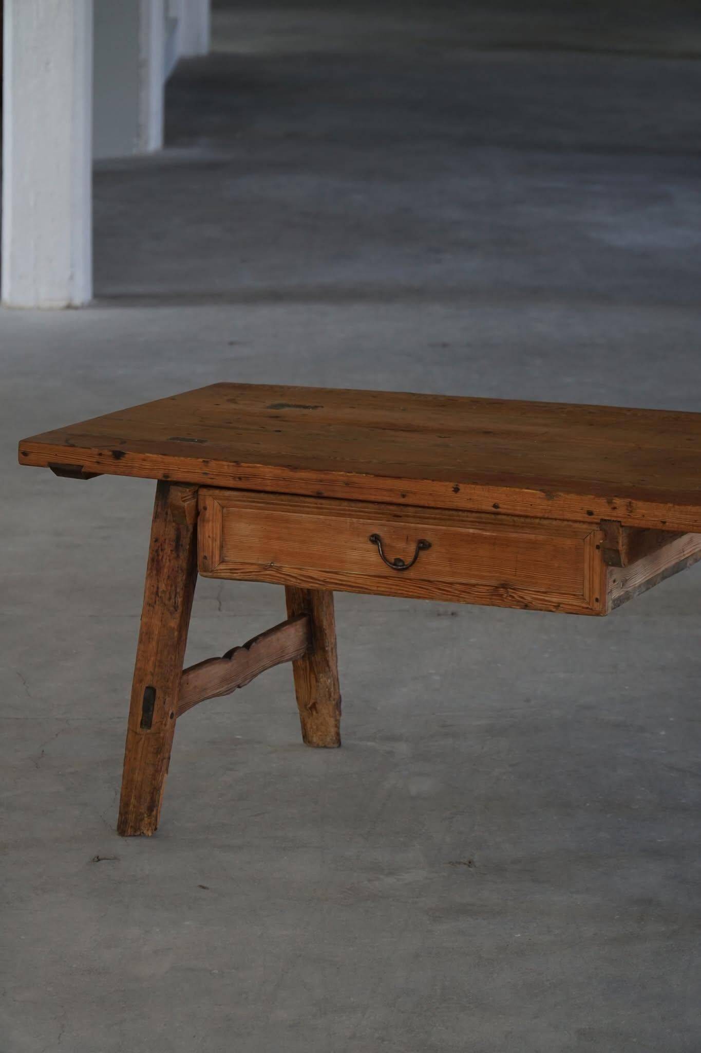 Dining table / desk in primitive French pine from the 18th century with a drawer.