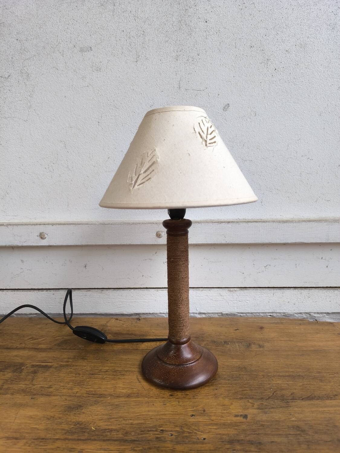 Table lamp in turned wood and rope