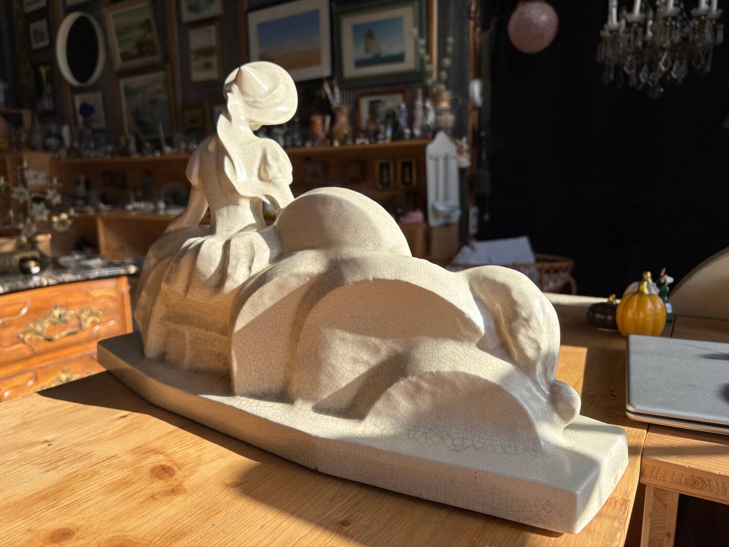 Grande sculpture Art Déco signée Lejan – Dame au lévrier