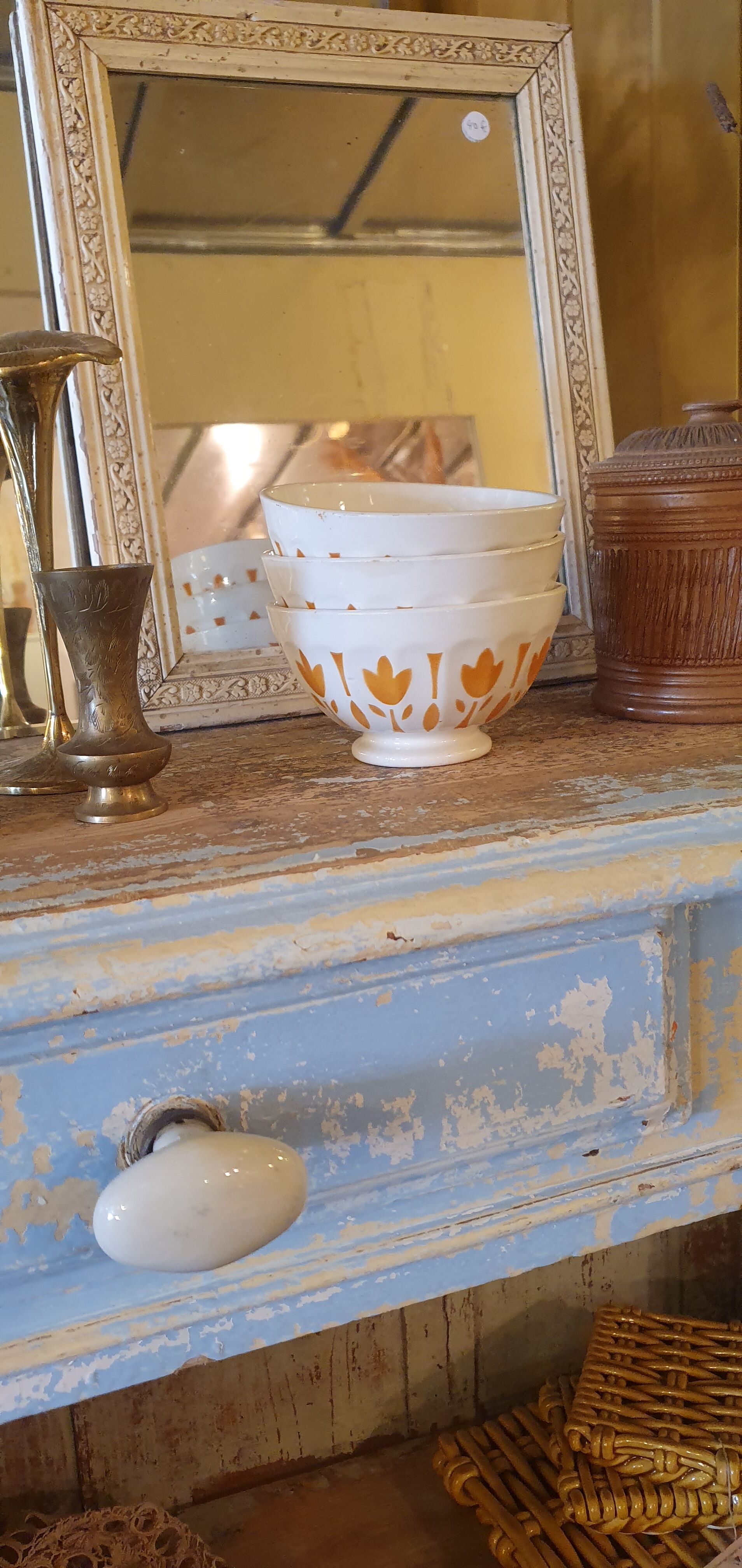 Buffet without pretty door patina