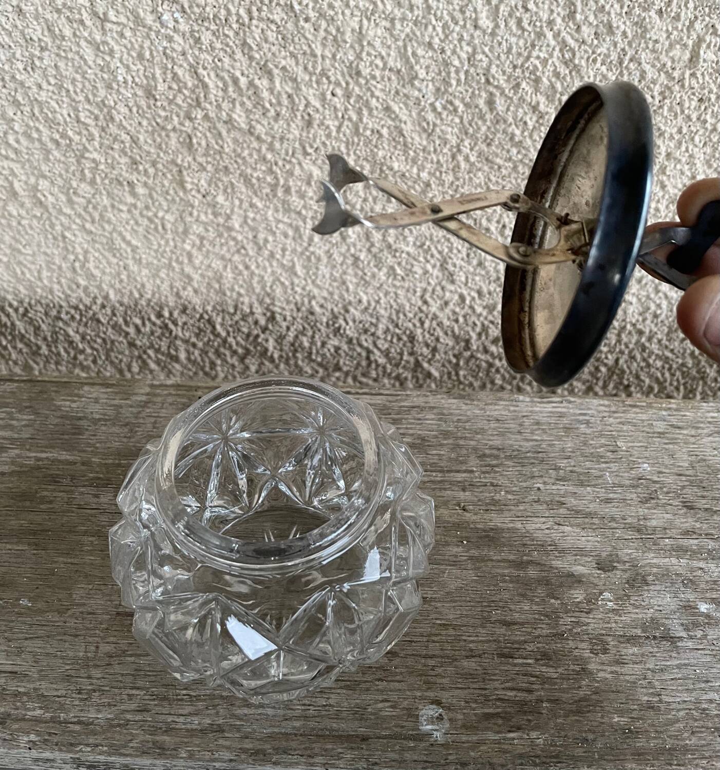 Pot à sucre ancienne avec pince à sucre intégrée