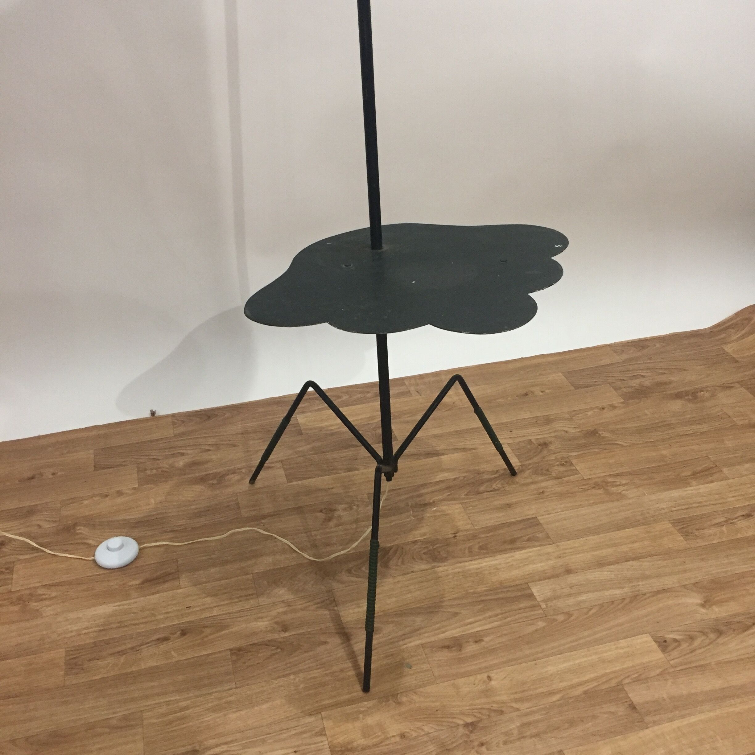 Tripod floor lamp with tablet
