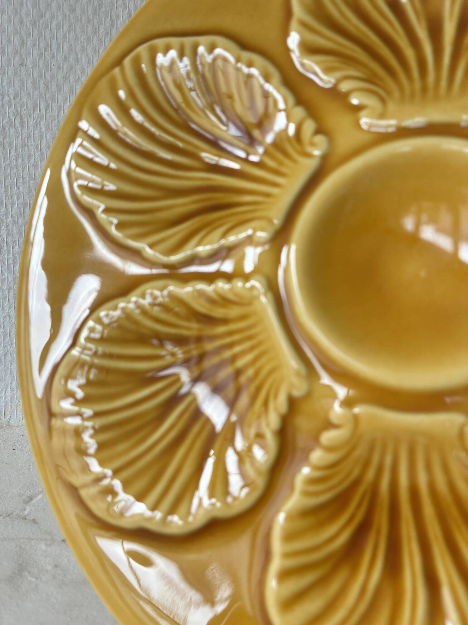 Lot of 12 shell-shaped plates, Barbotine, 1950s.