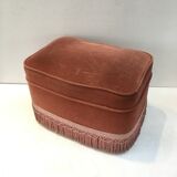 Velvet pouf in old pink color with fringes