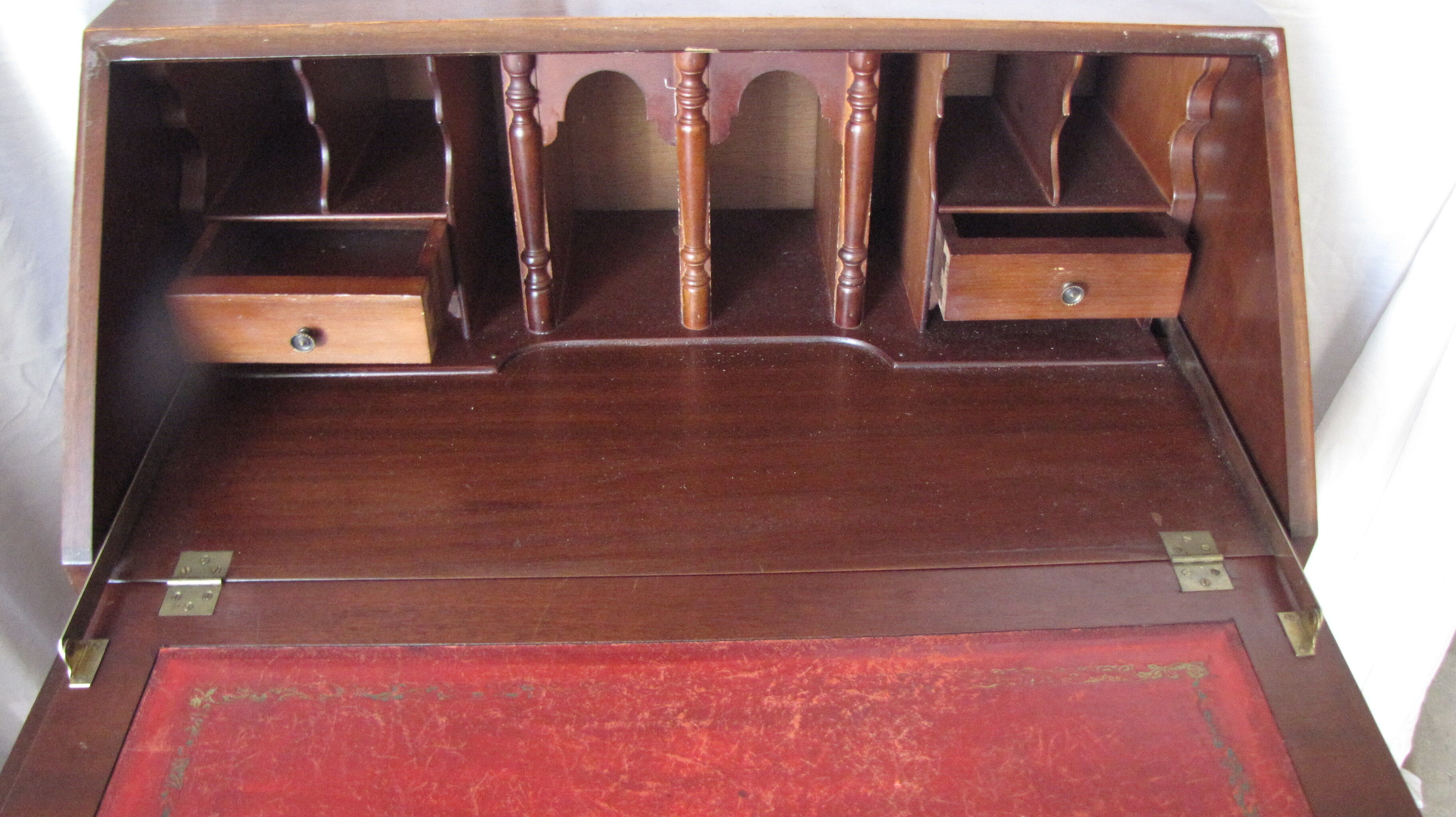 English secretary in walnut grazing