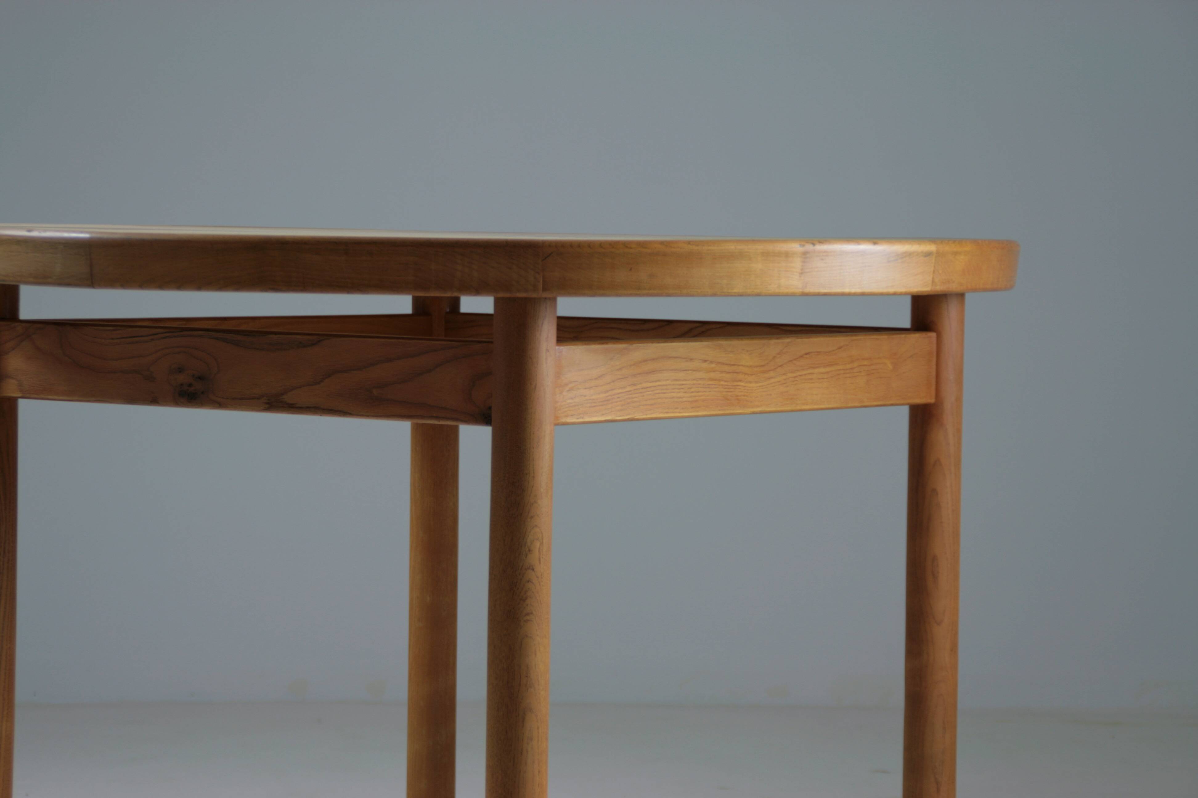 Round table model Dordogne by Robert Sentou, France