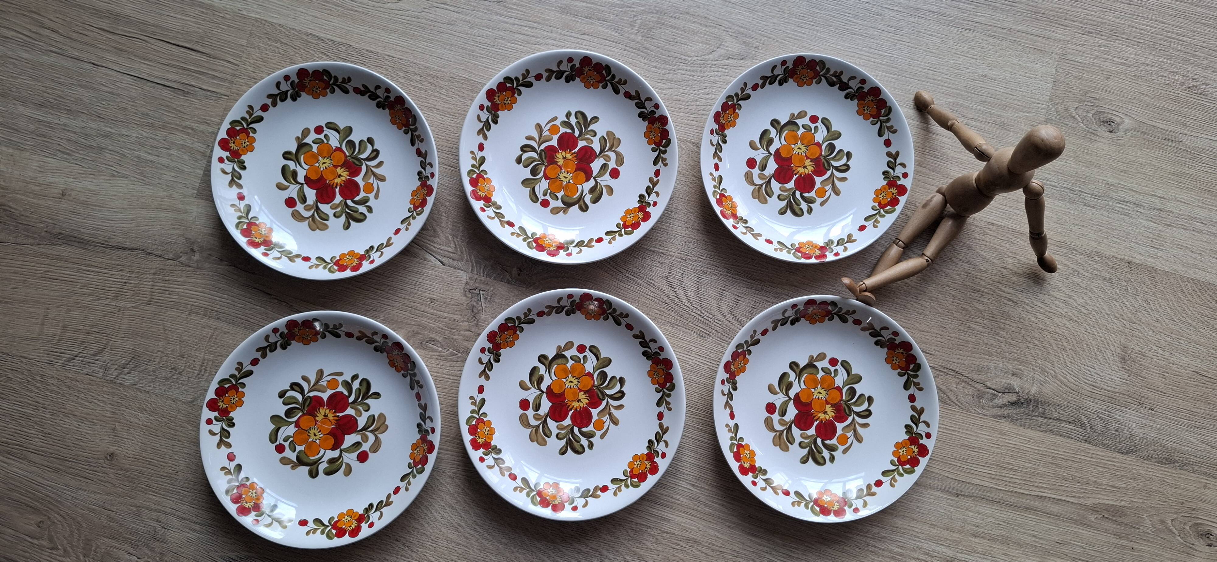 Set of 6 Moulin des Loups plates with red flowers