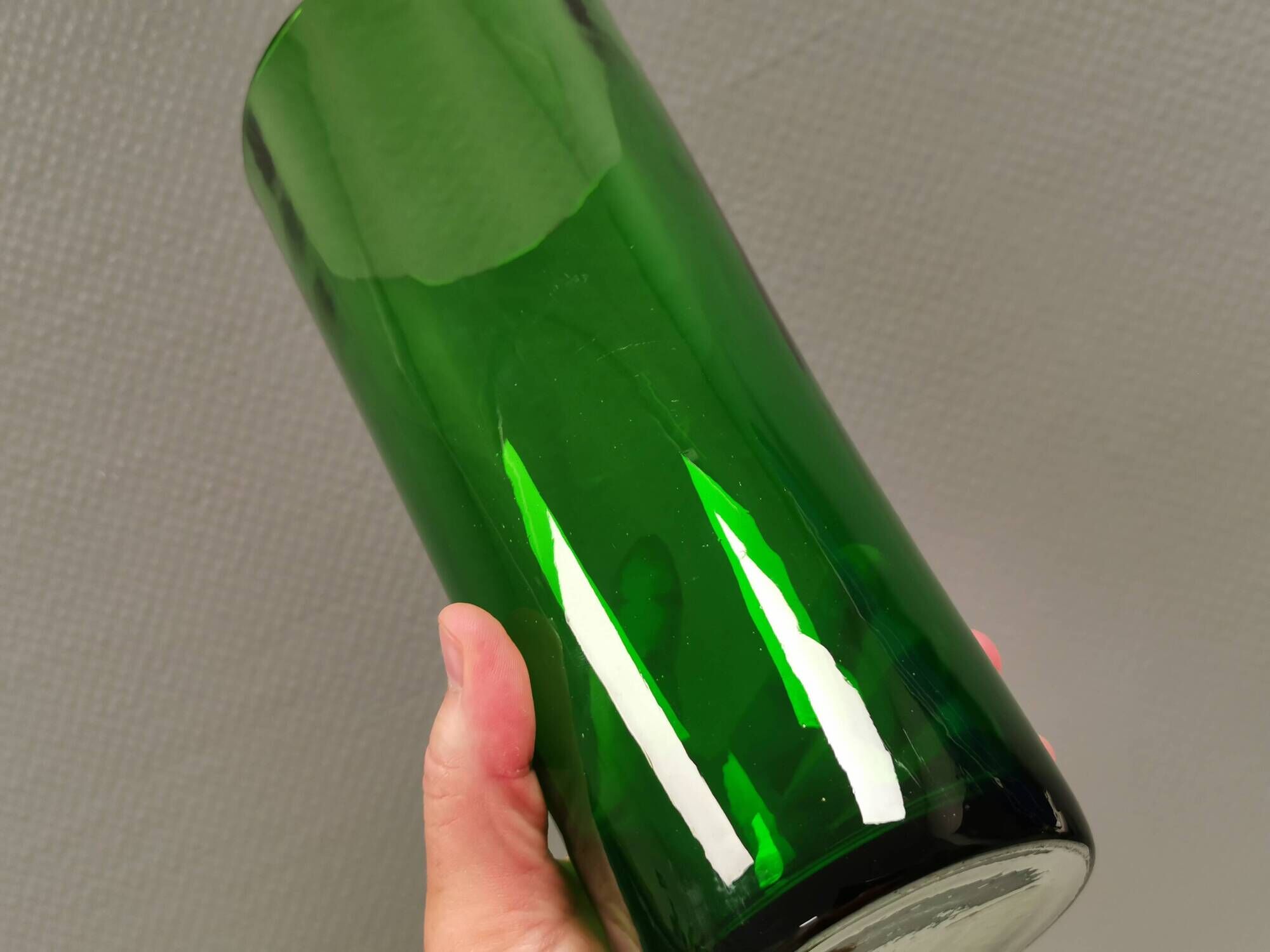 Large vintage vase in green glass.