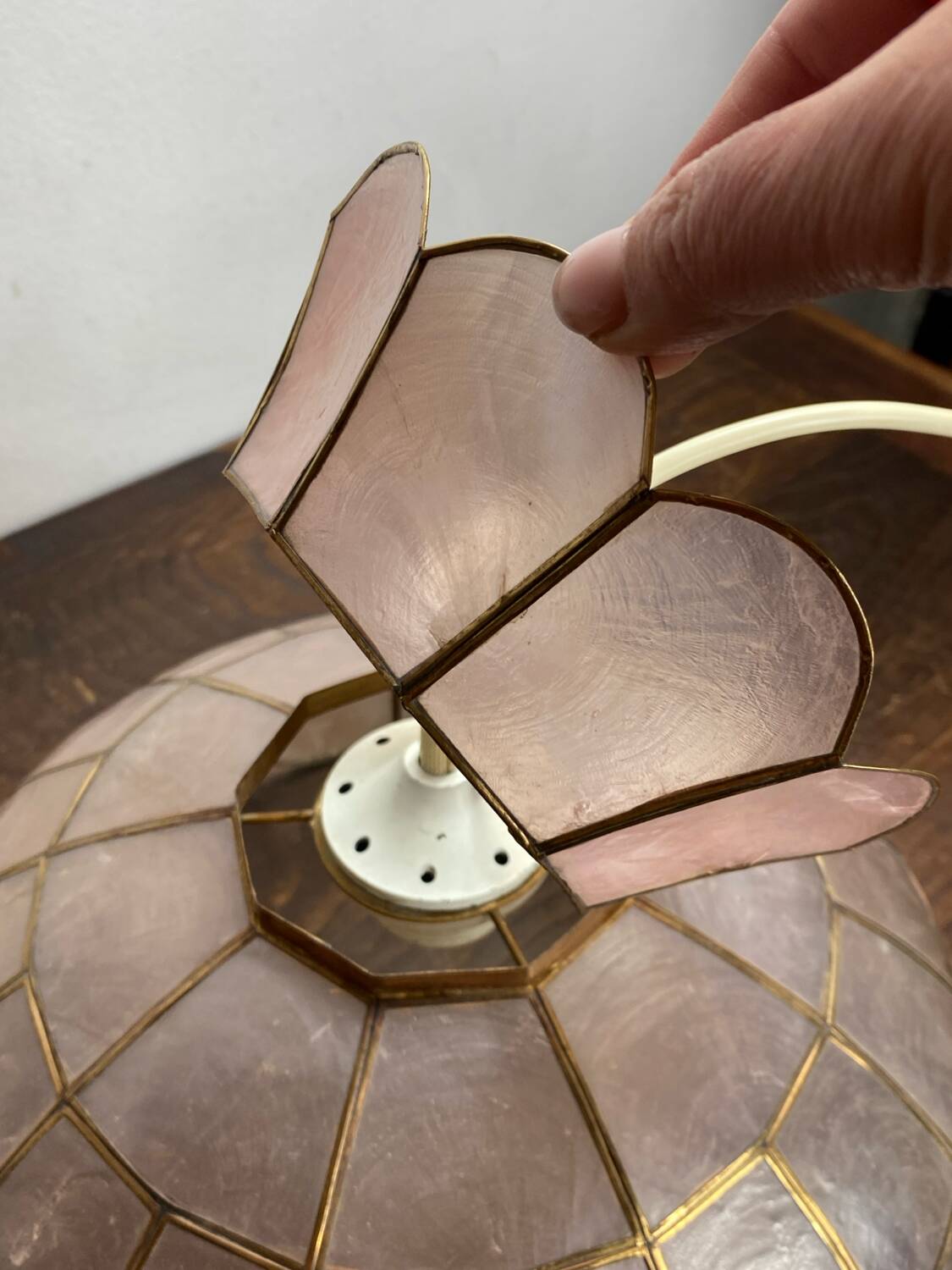 Suspension en nacre et laiton, années 70