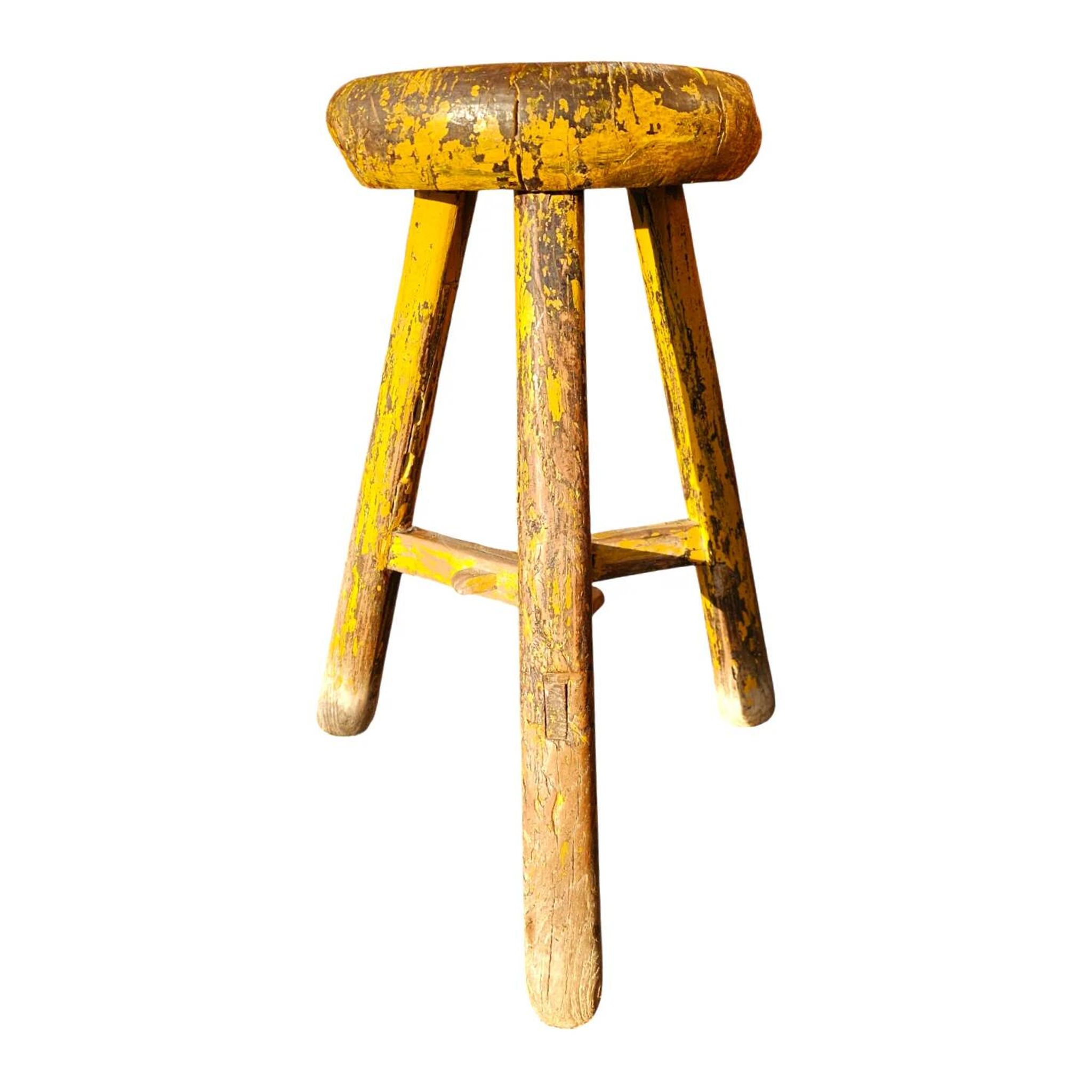 Tabouret en bois primitif sur trépied / hauteur 52 cm