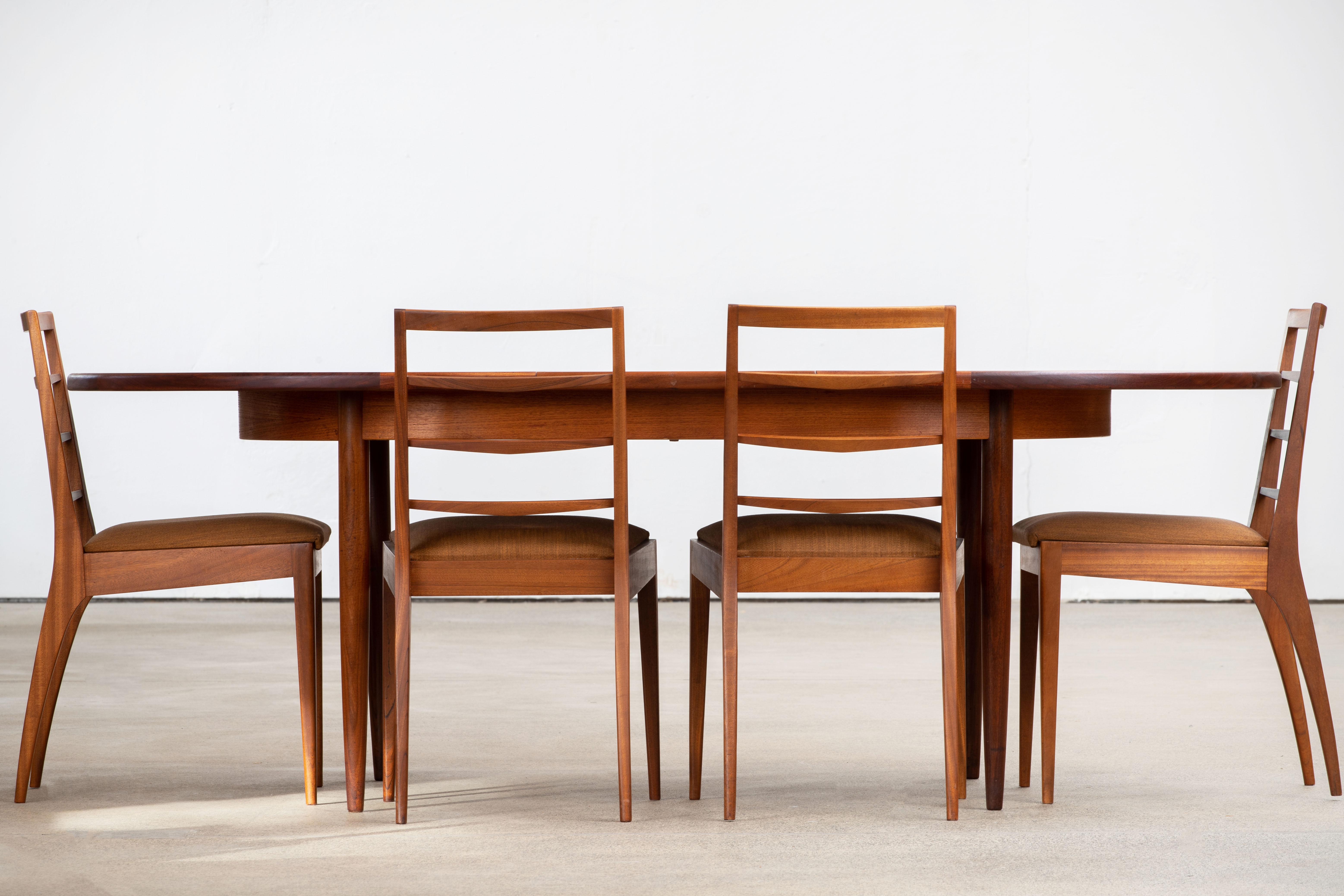 Vintage Scandinavian Table – 163 cm / 208 cm