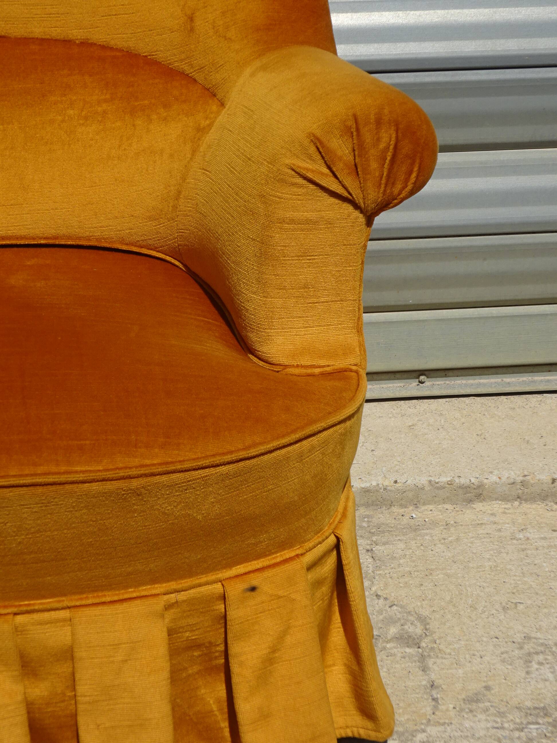 Fauteuil crapaud en velours jaune