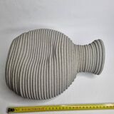 Vase brutaliste en ciment texturé