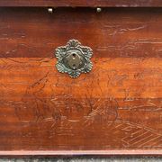 Malle coffre vintage en bois gravé à l'encre de Chine